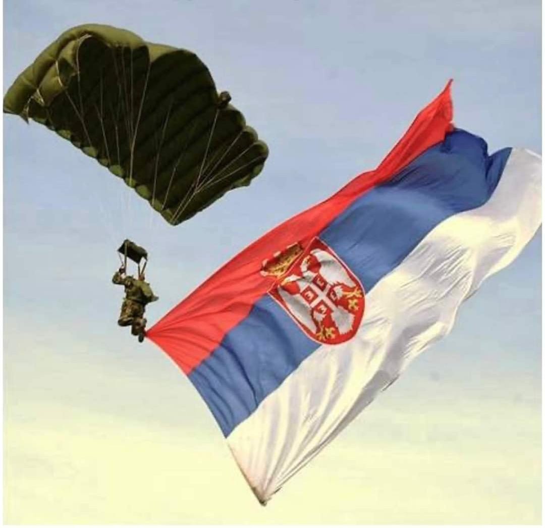 #padobranac_63_padobranske_brigade_sa_zastavom_srbije_prilikom_skoka_prva_linija#