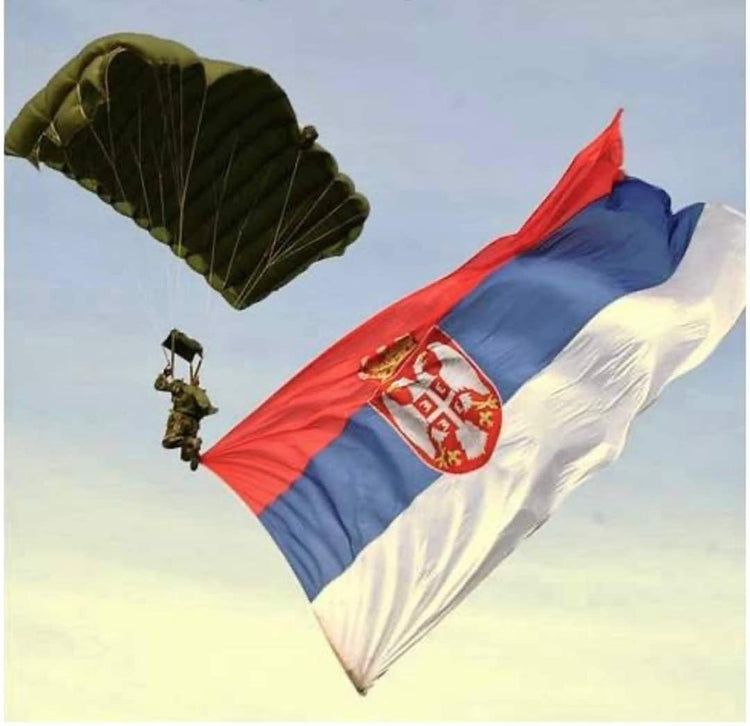 #padobranac_63_padobranske_brigade_sa_zastavom_srbije_prilikom_skoka_prva_linija#