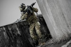airsoft igrac u emersongear oprema na zadatku