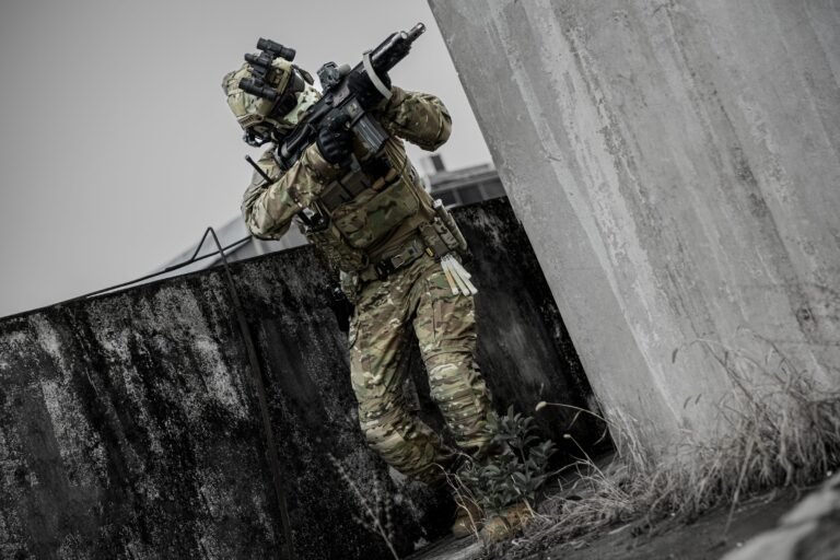 airsoft igrac u emersongear oprema na zadatku