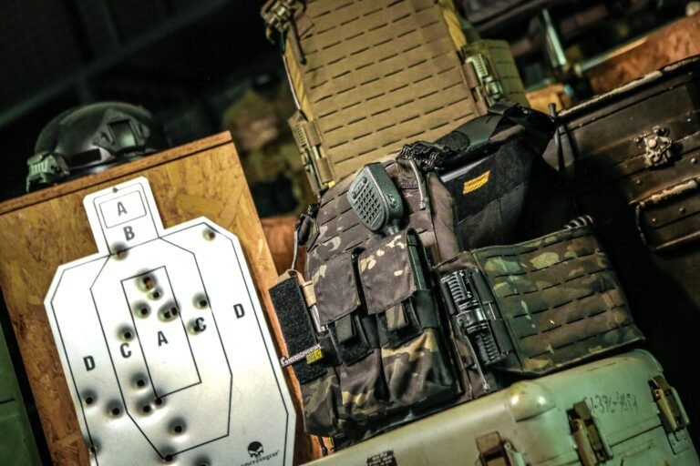 #emersongear_zastitni_prsluk_i_ifak_pored_metalne_mete_u_streljani_prva_linija#